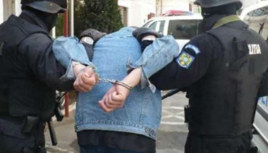 Pedofil arestat în București - peste 20 de fete de 12-15 ani au fost exploatate
