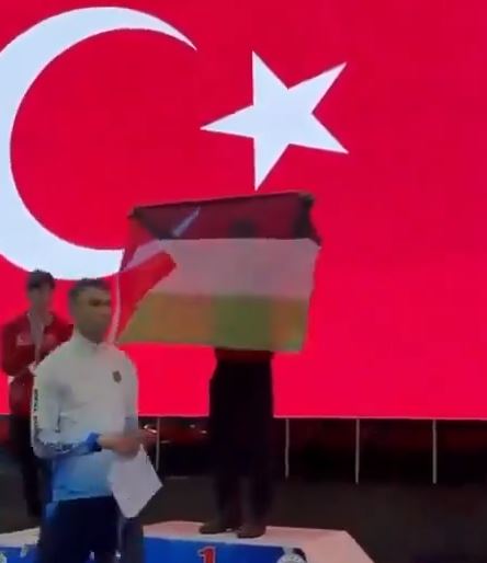 Uniunea Europeană retrage premiul Campionatului de Kung Fu pentru că câștigătorul a ridicat drapelul palestinian